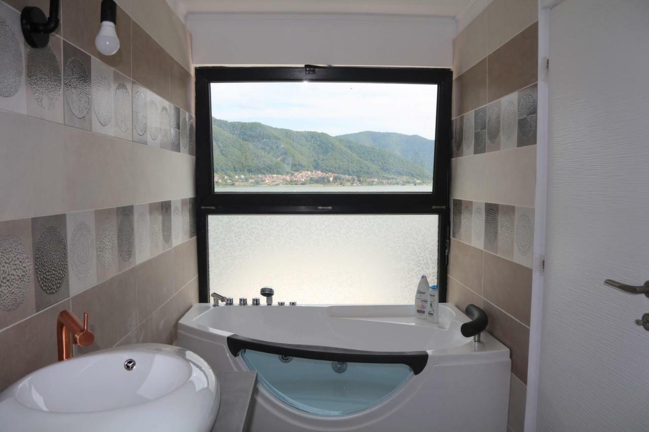 Noah River House Orsova Bagian luar foto